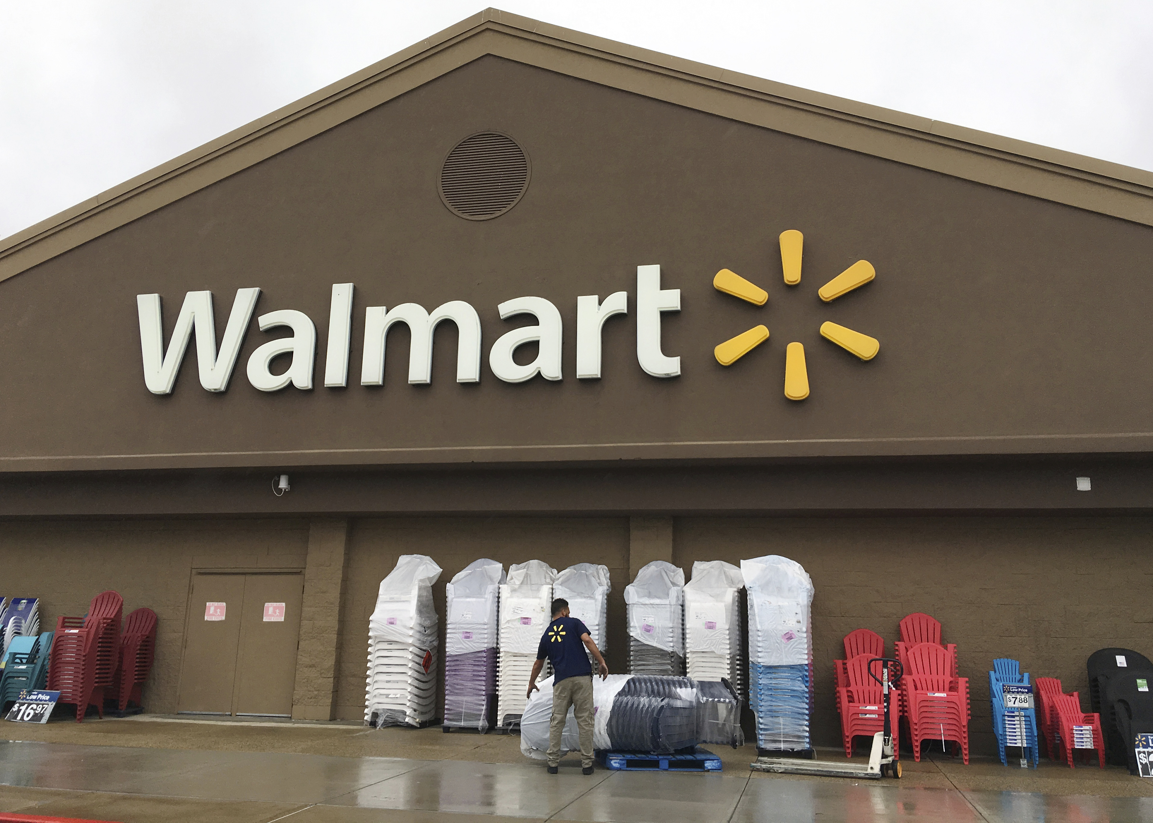 El Dorado News Times Walmart raises starting wages, handing out bonuses