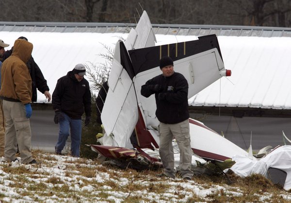 4 killed in crash of single-engine plane in NW Arkansas