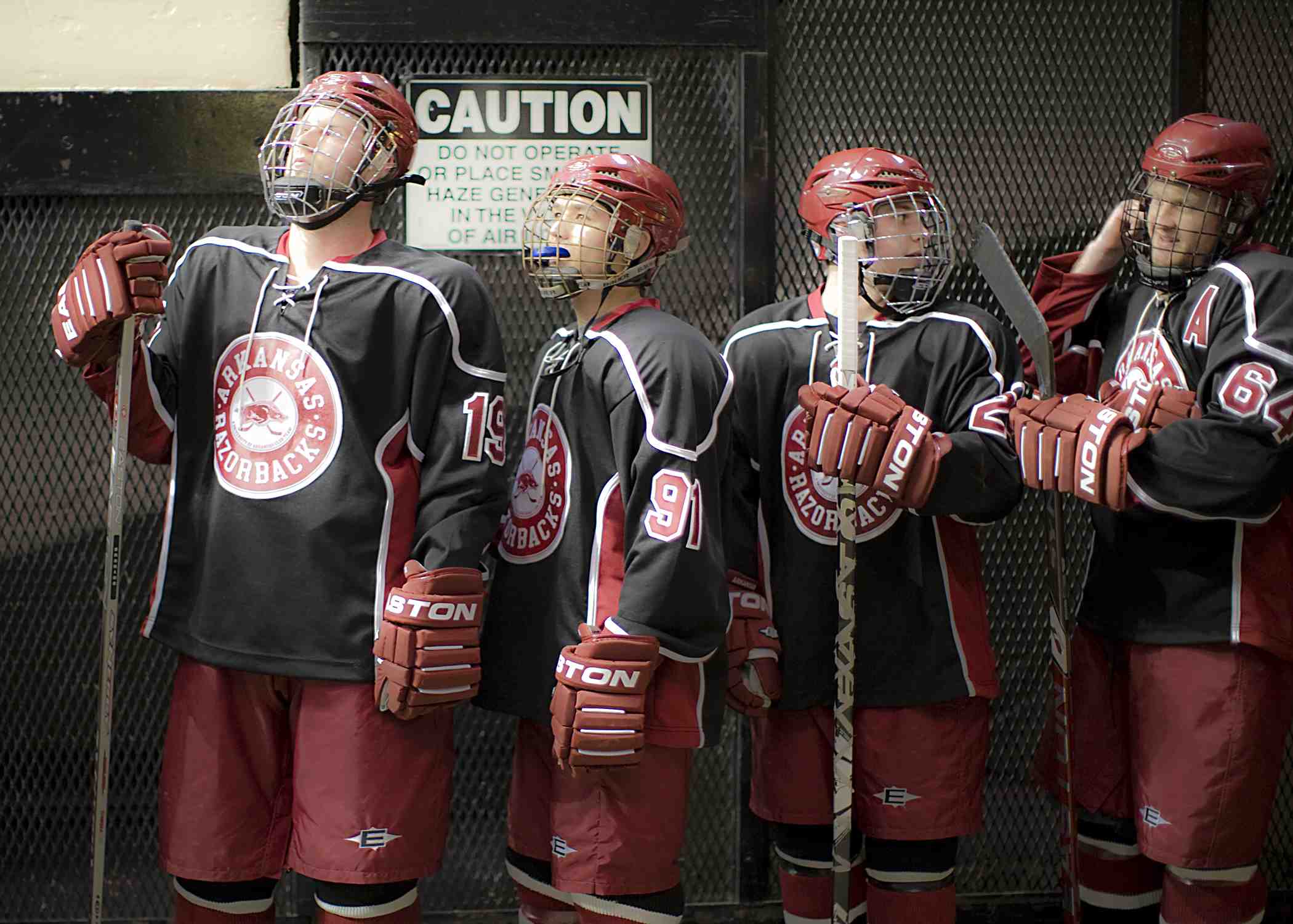 WholeHogSports - Razorback hockey club eyes national title