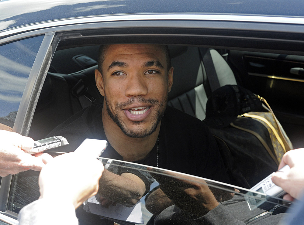 New York Giants wide receiver Devin Thomas talks to members ...