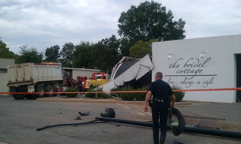 Update Dump Truck Wreck On Jfk Damages Business Sends 3 To Hospital