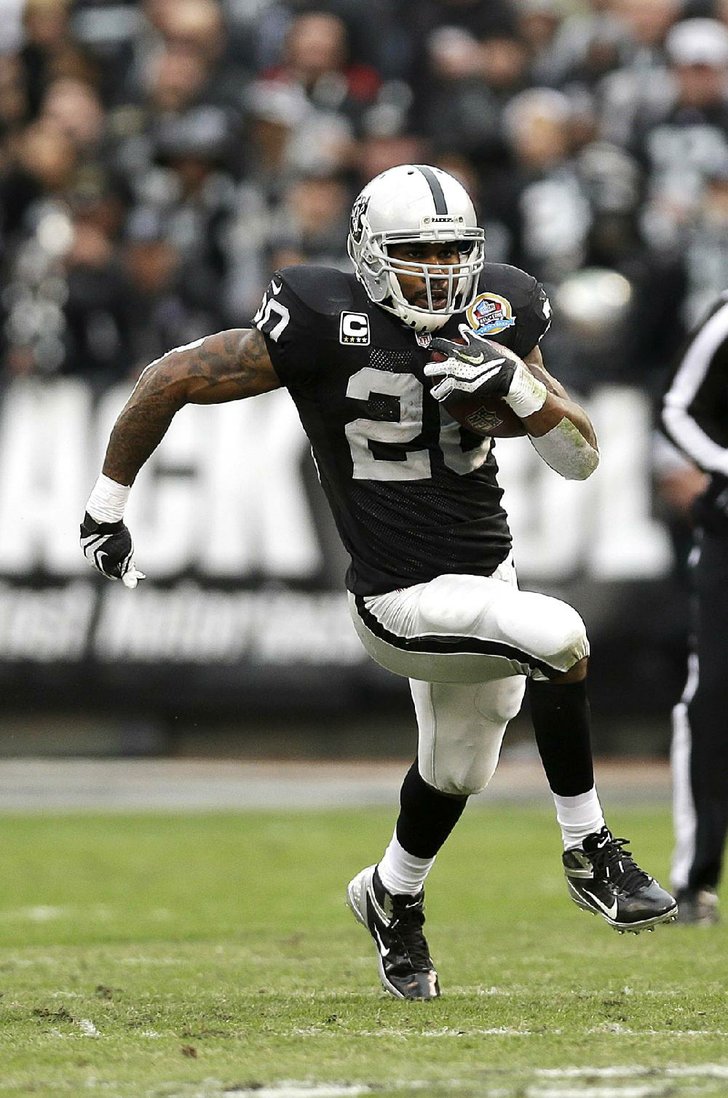 Oakland Raiders running back Darren McFadden (20) runs against the ...