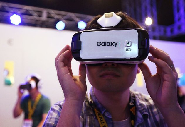 Un asistente prueba el videojuego en un headset de realidad virtual Galaxy Gear de Samsung Electronics Co.  en el Tokyo Game Show en Chiba, Japón, a principios de este mes.