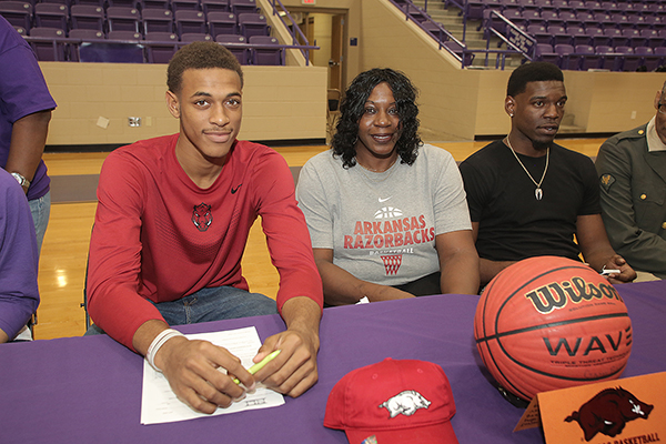 WholeHogSports - Arkansas signs pair of basketball standouts