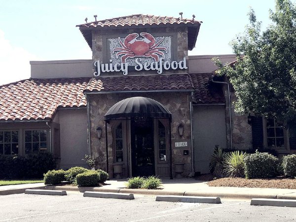 Seafood eatery opens in Little Rock site of former Market Place Grill