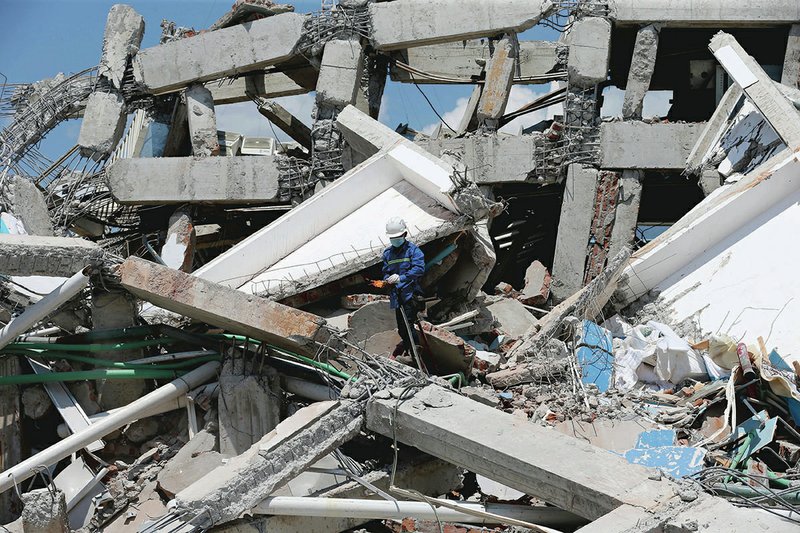 Quake Survivors Clamor To Flee Hard Hit Indonesian City