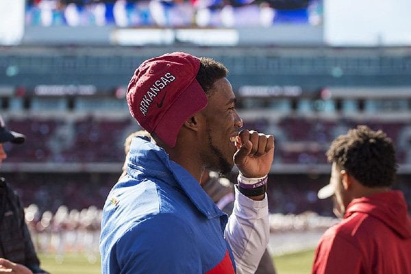 Wholehogsports Arkansas Fans And Coaches Give Bryant A