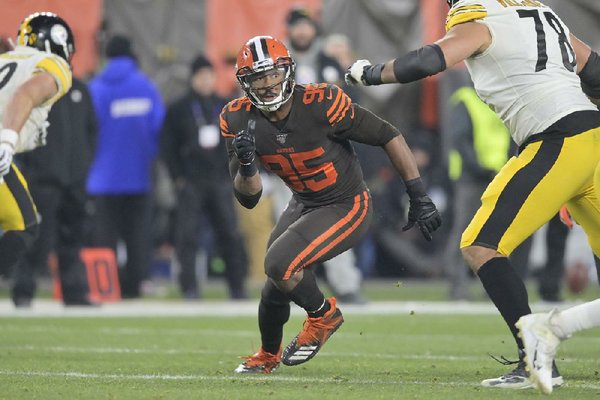 NFLer Myles Garrett swung a helmet at Mason Rudolph