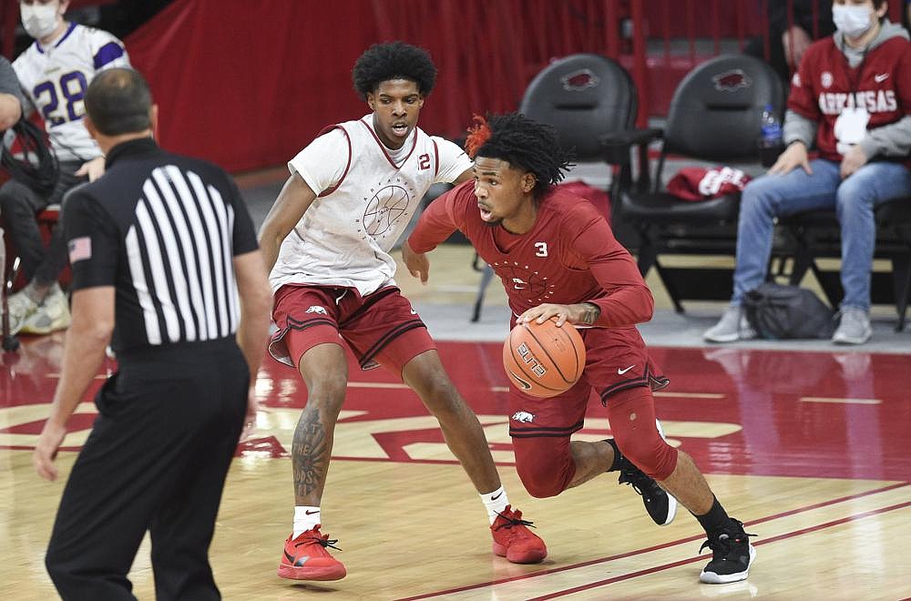 Arkansas guard's J.D. Notae (1) and Davonte Davis (4) strip the