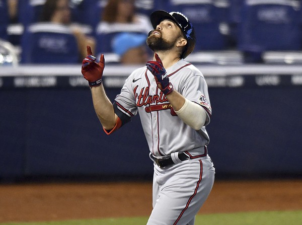 Atlanta Braves' Ender Inciarte, right, is tagged out by