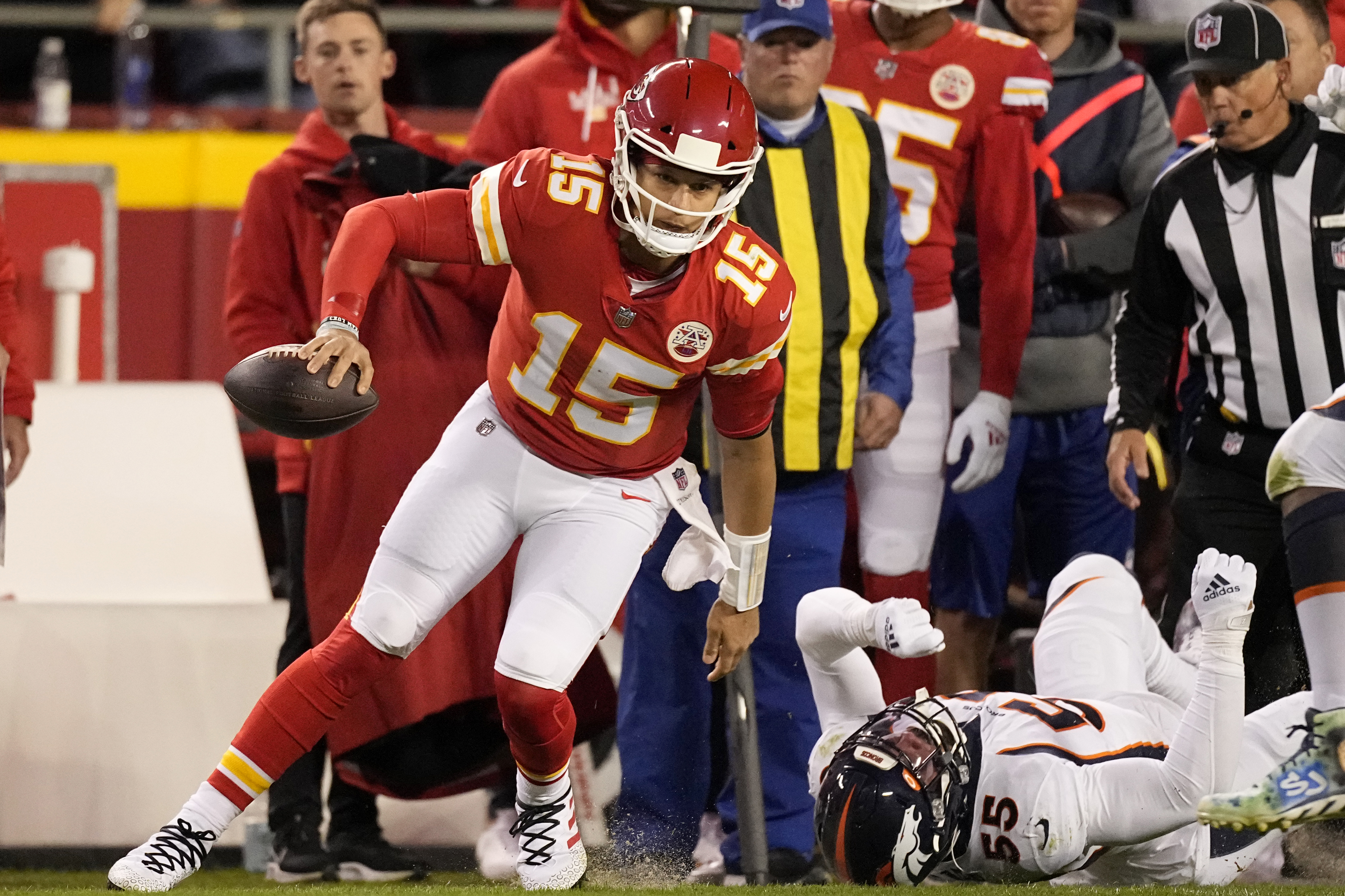 KANSAS CITY, MO - DECEMBER 26: Kansas City Chiefs defensive end Melvin  Ingram (24) before an NFL