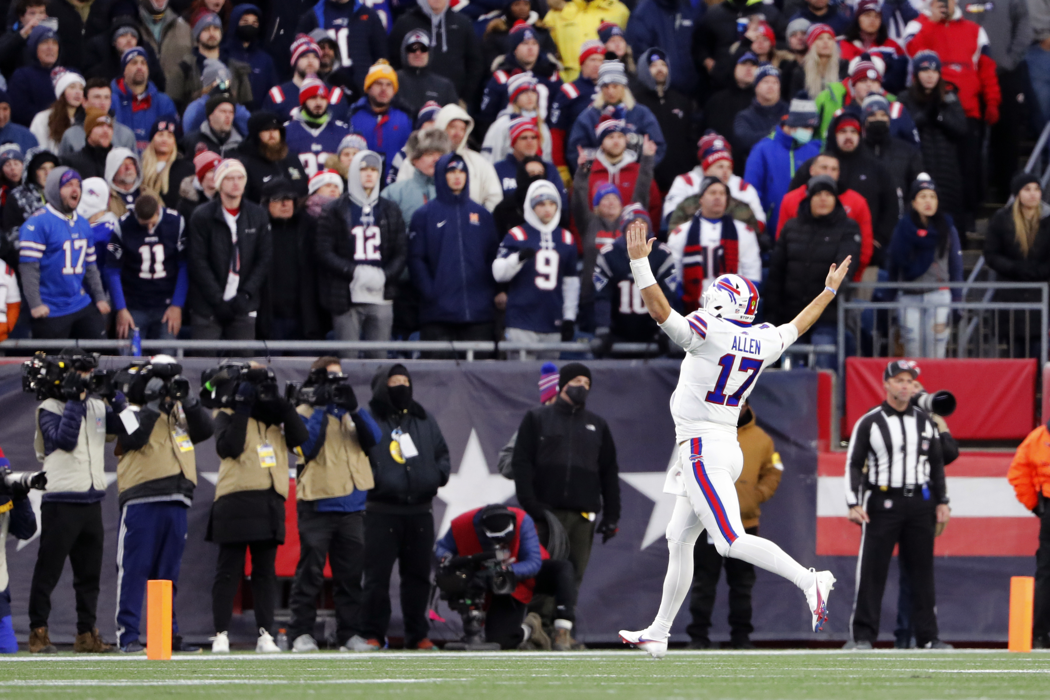 14 September 2009. Bills Defensive End Aaron Schobel (94) with a