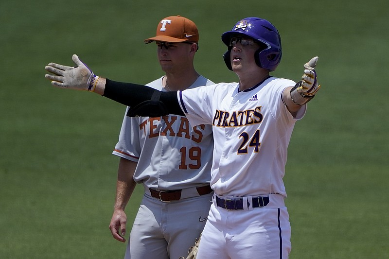 Tennessee's Drew Gilbert and pitching coach Frank Anderson ejected from  NCAA Tournament game vs Notre Dame