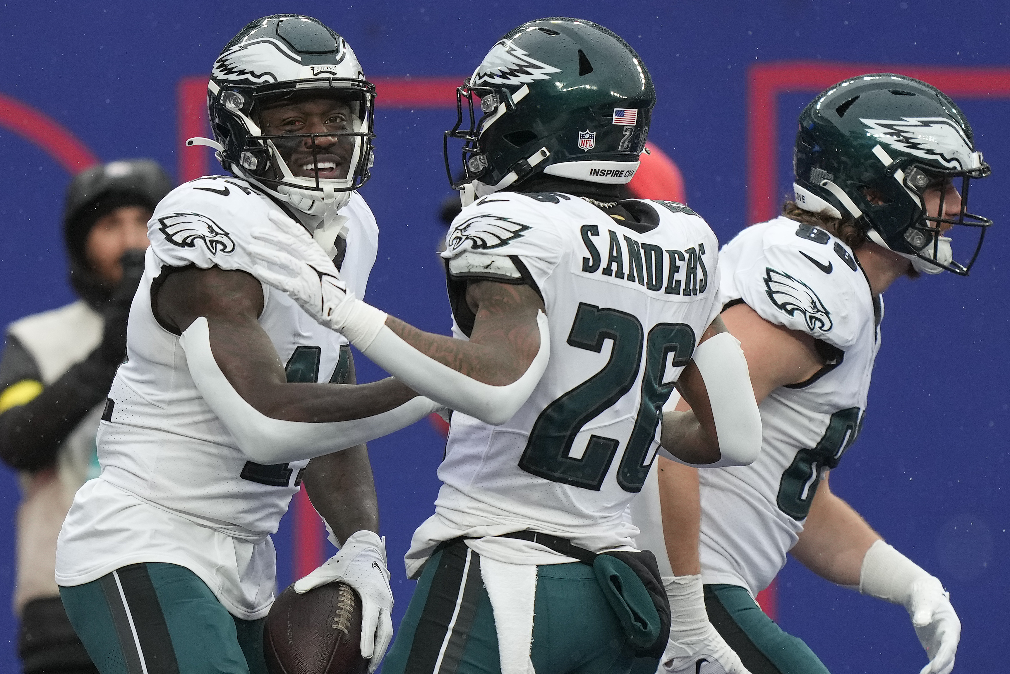 Hurts, Eagles clinch playoffs with 48-22 win over Giants