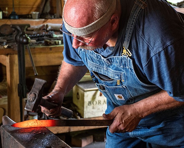 Knifesmith Lin Rhea, 2023 Arkansas Living Treasure, enjoys sharing his craft - Vimarsana News